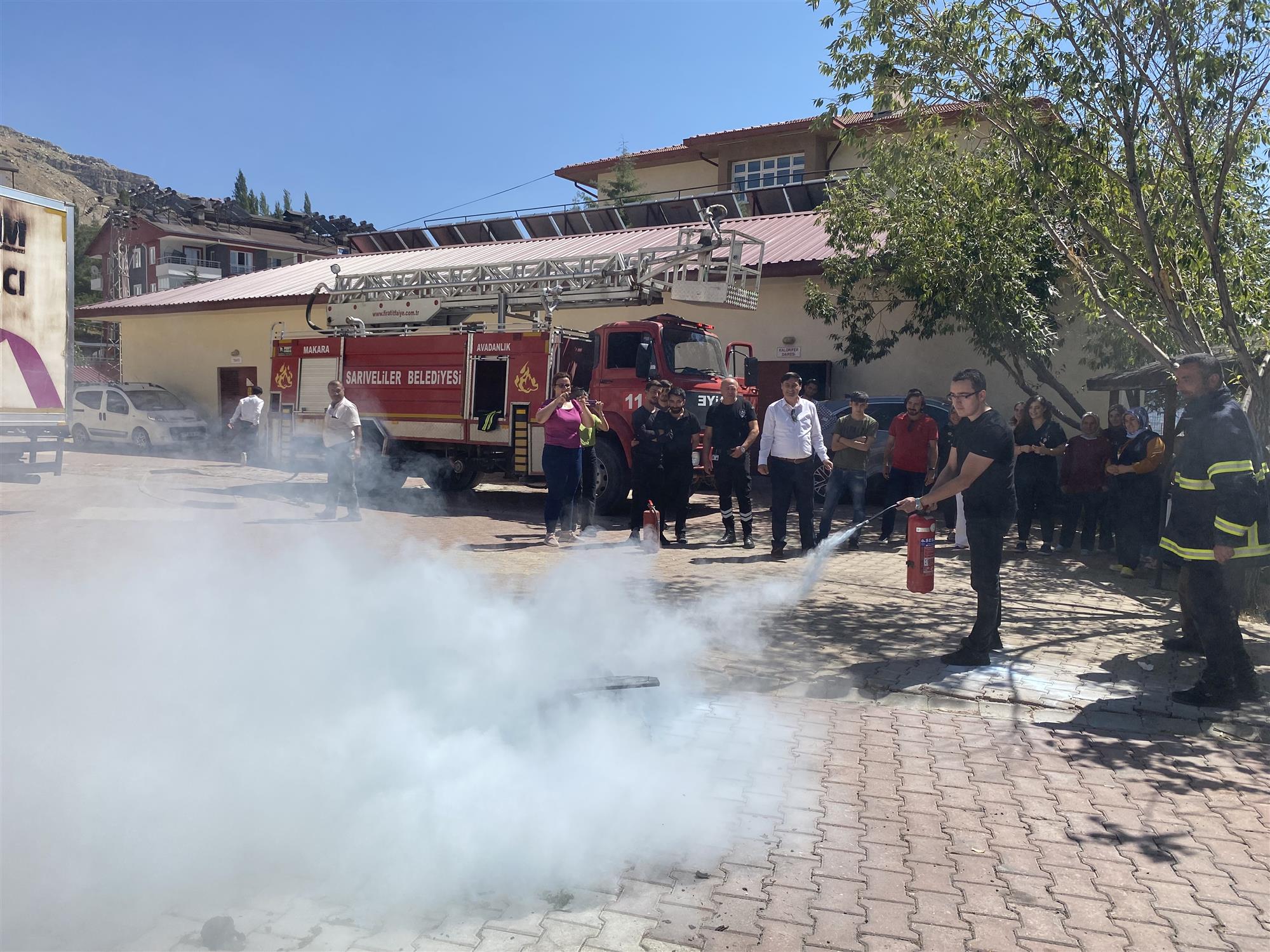 Sarıveliler İlçe Devlet Hastanesinde Sarıveliler Belediyesi itfaiyesi ile birlikte yangın tatbikatı yapıldı.